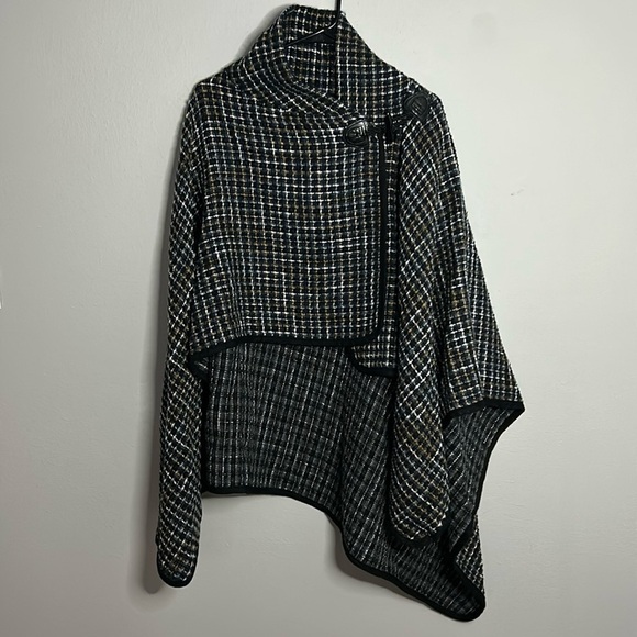 Jones New York Cape, side toggle closure. Blue, white and tan, women’s one size. - Picture 1 of 7